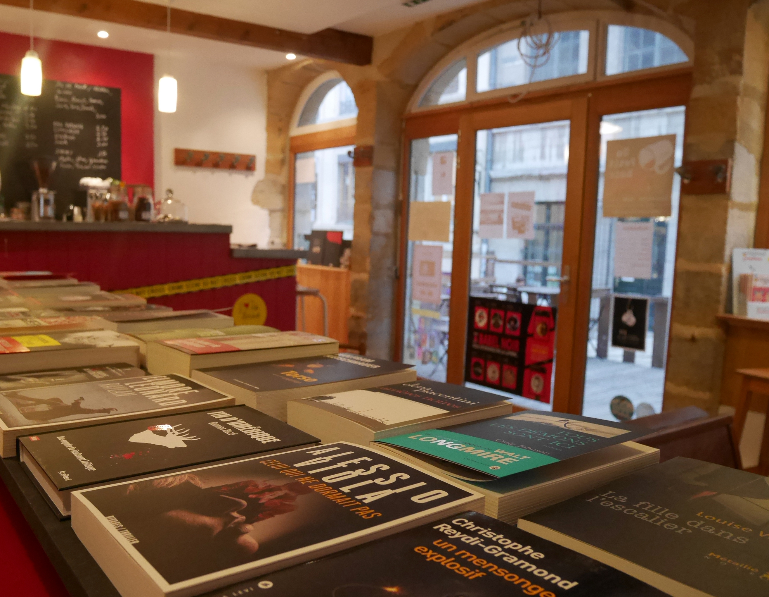 Entrée de la librairie Un Petit Noir