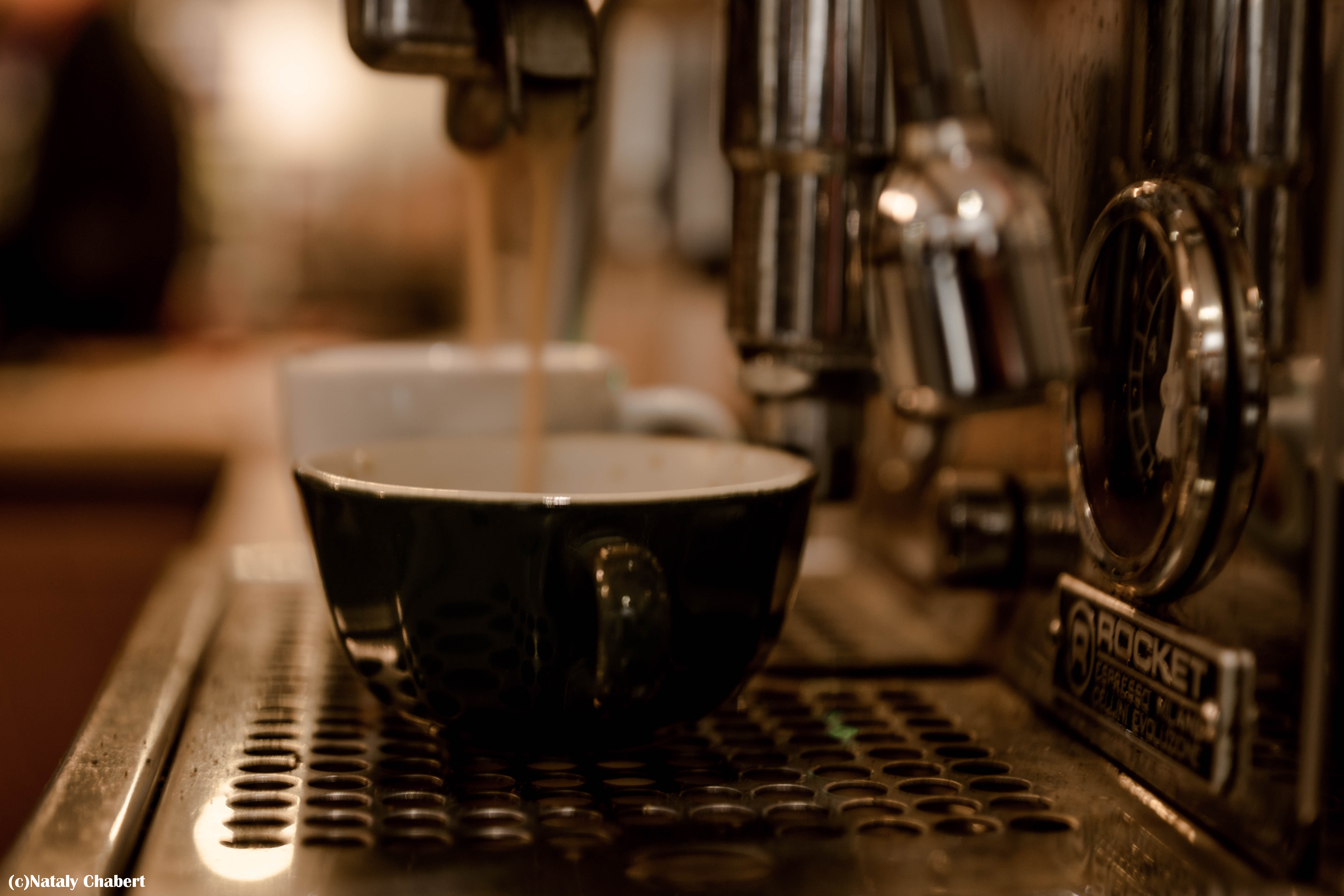 Photo d'un café à la librairie Un Petit Noir